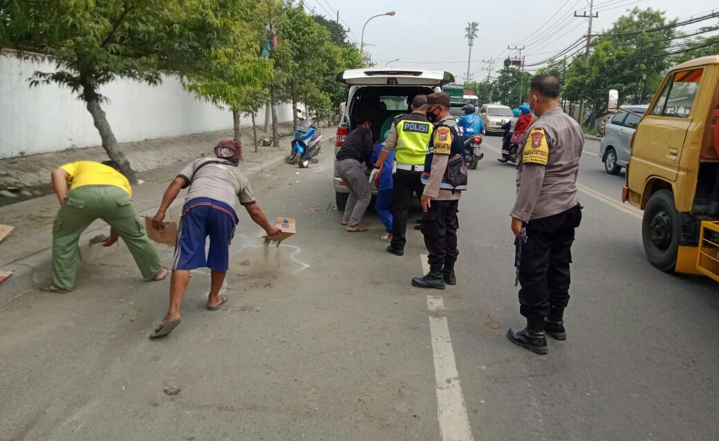 Petugas dan warga mengevakuasi jenasah korban kecelakaan Denik Vica Sari, warga Kembangan, Kebomas, Gresik, Kamis (25/3/2021).