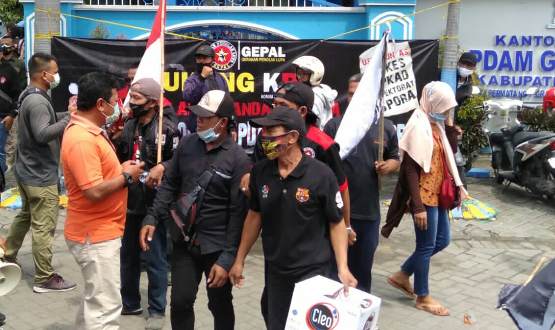Aktivis Gepal melakukan aksi di depan kantor Perumahan Umum Daerah (Perumda) Giri Tirta Gresik, Kamis (8/4/2021).
