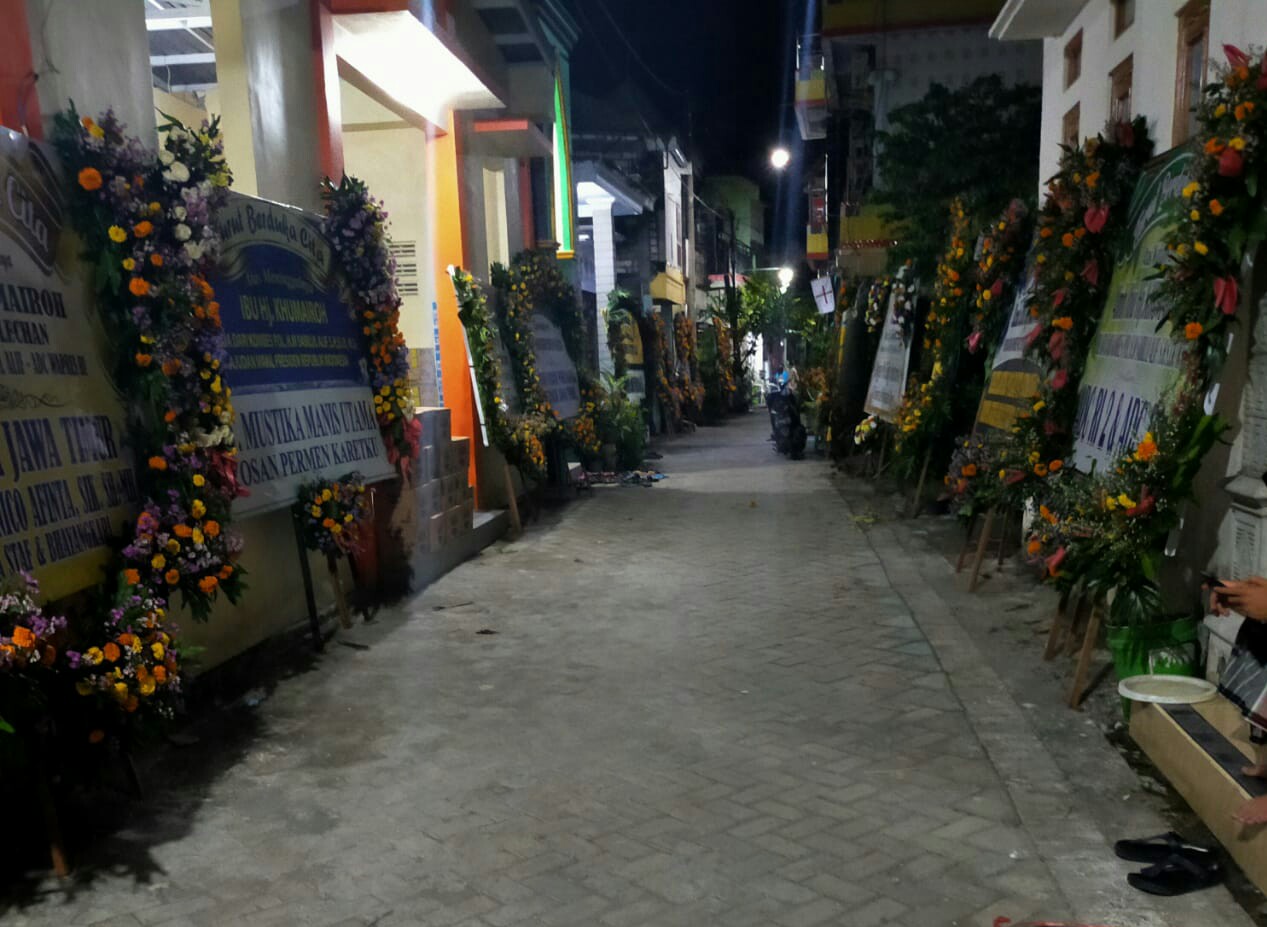 Karangan bunga ucapan belasungkawa berjejer di rumah duka orangtua KBP Sabilul Arif, Selasa (13/4/2021).
