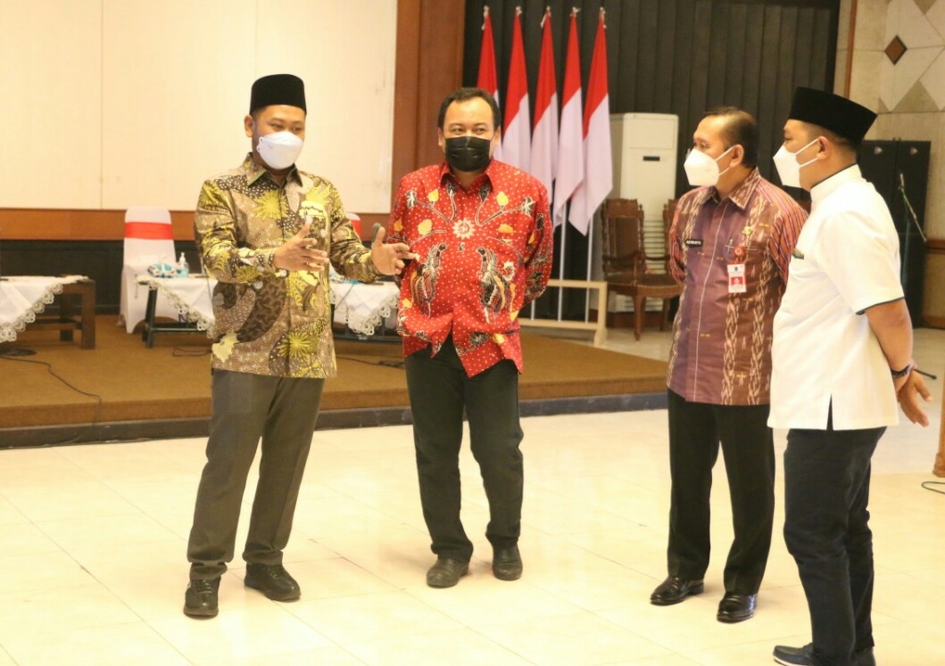Bupati Gresik Fandi Akhmad Yani bersama Forkopimda dan seluruh komponen yang berkompeten rapat persiapan PTM, Jum’at (16/4/2021). 