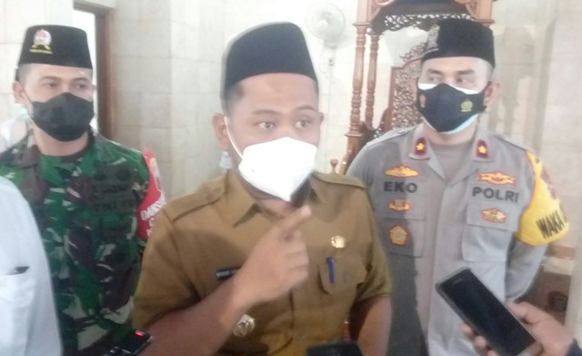 Bupati Gresik, Fandi Akhmad Yani di masjid Pemkab Gresik, Rabu (28/4/2021).