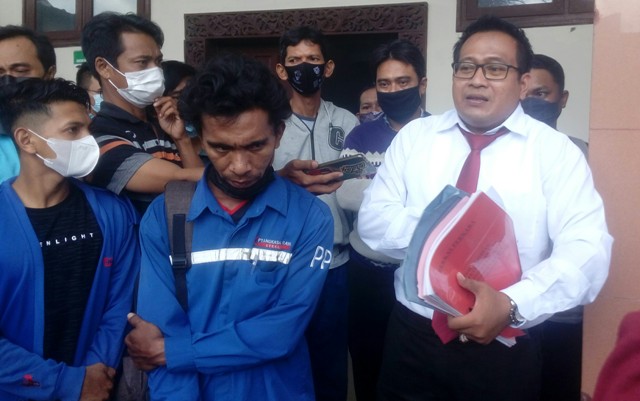Kuasa hukum pekerja PT. Angkasa Raya Steel, Abdullah Syafi'i (putih) bersama pekerja PT Angkasa Raya Steel usai sidang di PN Gresik, Senin (3/5/2021).