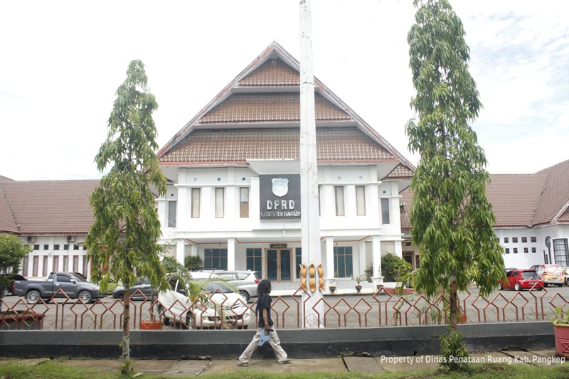 MEGAH: Gedung DPRD Pangkep, Sulawesi Selatan, beberapa waktu lalu. Motif politik disebut-sebut sebagai latar belakang tersebarnya video porno sang ketua DPRD.
