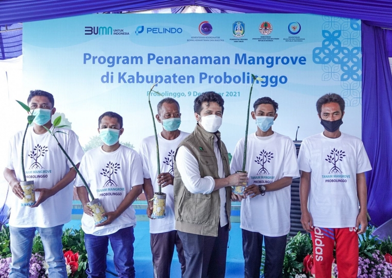 Wakil Gubernur Jawa Timur Emil Elestianto Dardak saat menghadiri Program Penanaman Mangrove di Pantai Duta, Kab. Probolinggo