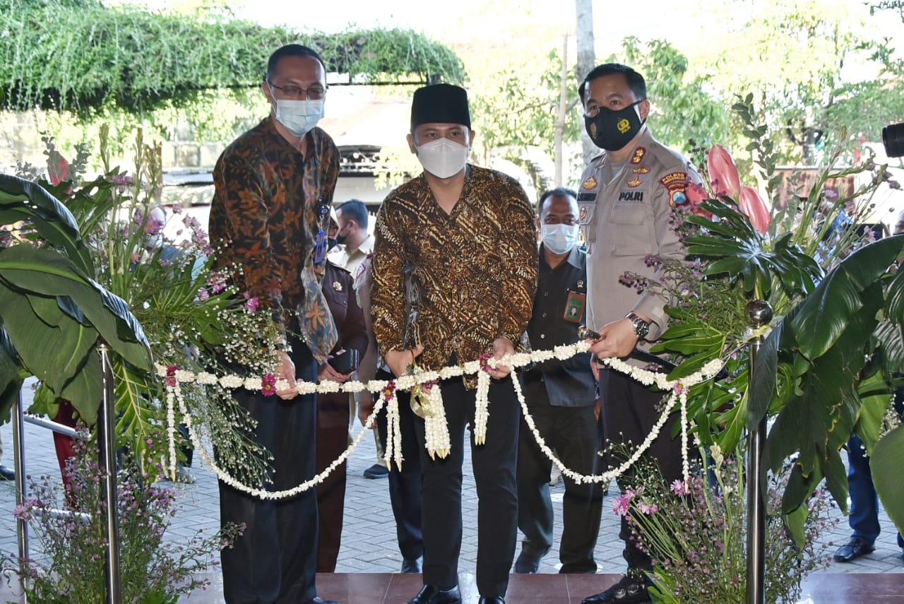 Bupati Trenggalek Mochamad Nur Arifin saat meluncurkan kafe layanan publik.