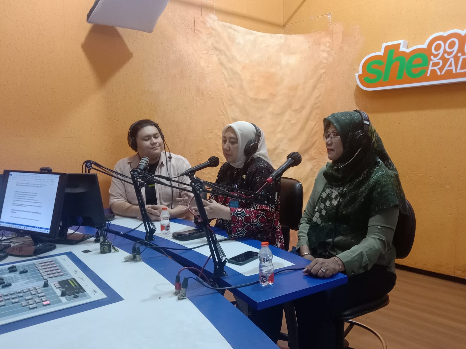Kepala Perwakilan BKKBN Provinsi Jawa Timur, Maria Ernawati (tengah).
