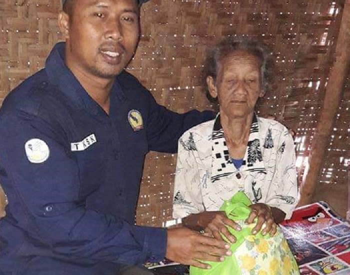 Penyerahan bantuan pada nenek Binah pada 2017 lalu.