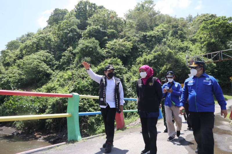 Gubernur Jawa Timur Khofifah Indar Parawansa saat meninjau lokasi gempa Jember.