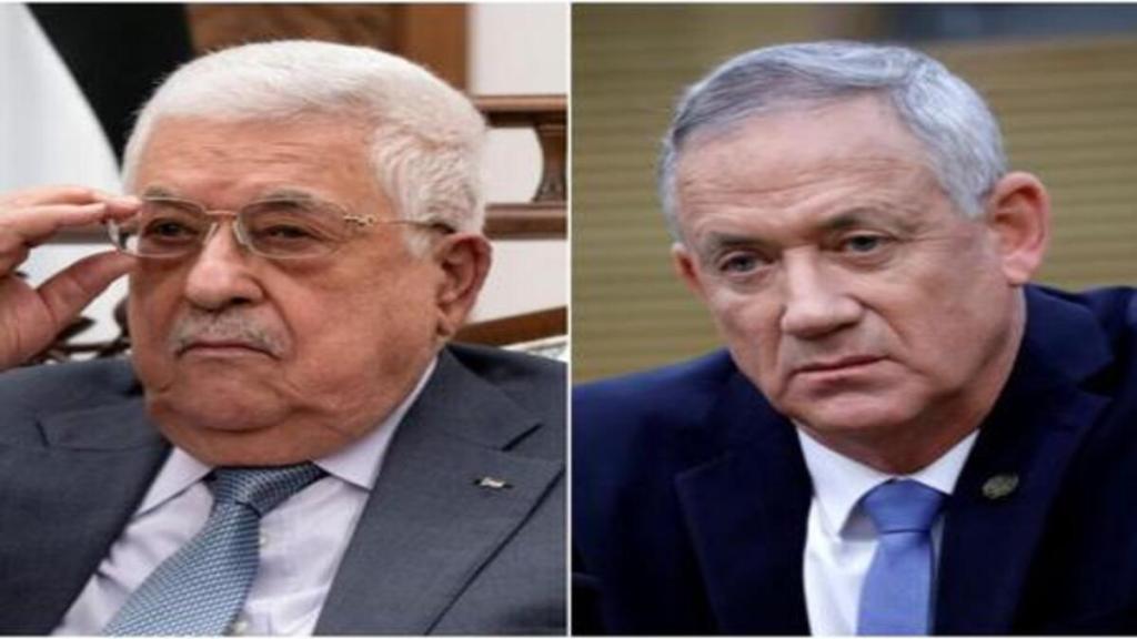 Menteri Pertahanan Israel Benny Gantz (kanan) bertemu dengan Presiden Palestina Mahmoud Abbas.