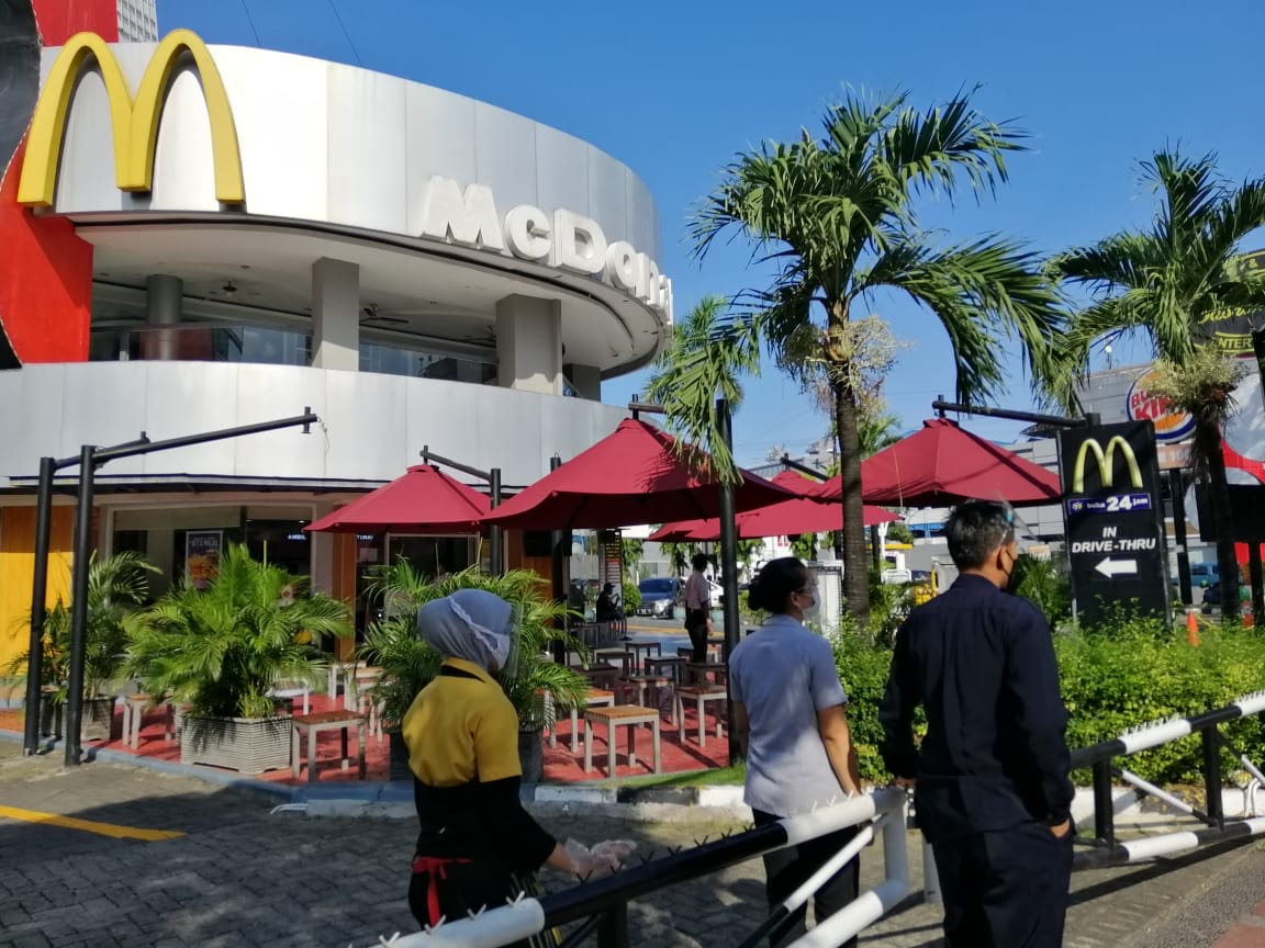 Petugas saat meminta pelanggan untuk ke gerai McD yang lain karena tutup sementara.