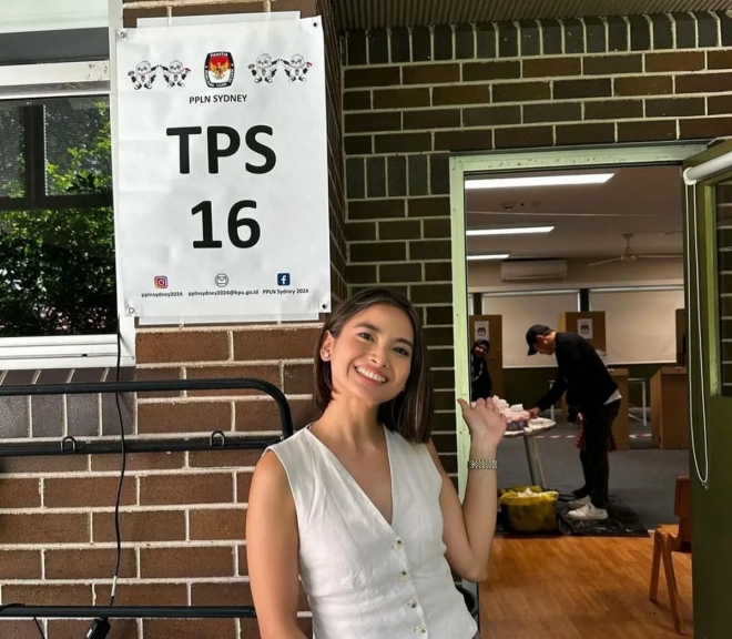 Acha Septiasa usai melakukan pencoblosan di TPS Sidney, Australia. (Foto; PMJ/Instagram).