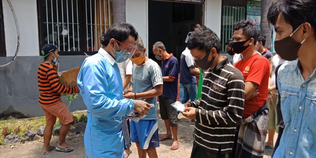 petugas saat memberikan obat kepada WBP Lapas Porong