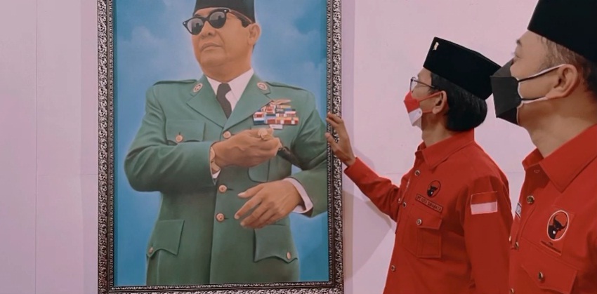 Ketua DPC PDIP Surabaya Adi Sutarwijono dan Wali Kota Eri Cahyadi mengagumi lukisan Bung Karno di kantor baru partai baru.