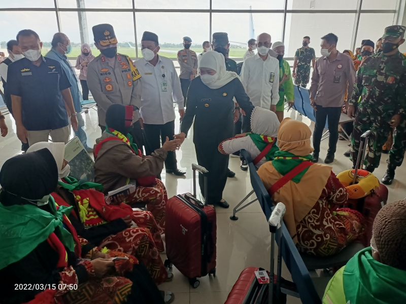 Gubernur Jawa Timur, Khofifah Indar Parawansa saat menyapa jamaah umroh di Terminal 2 Bandara Juanda, Selasa (15/3/2022).