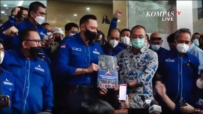 Ketua Umum Partai Demokrat, Agus Harimurti Yudhoyono (AHY) menyerahkan lima boks kontainer kepada Ditjen AHU Kementerian Hukum dan HAM, Senin (8/3/2021). (KOMPAS TV)