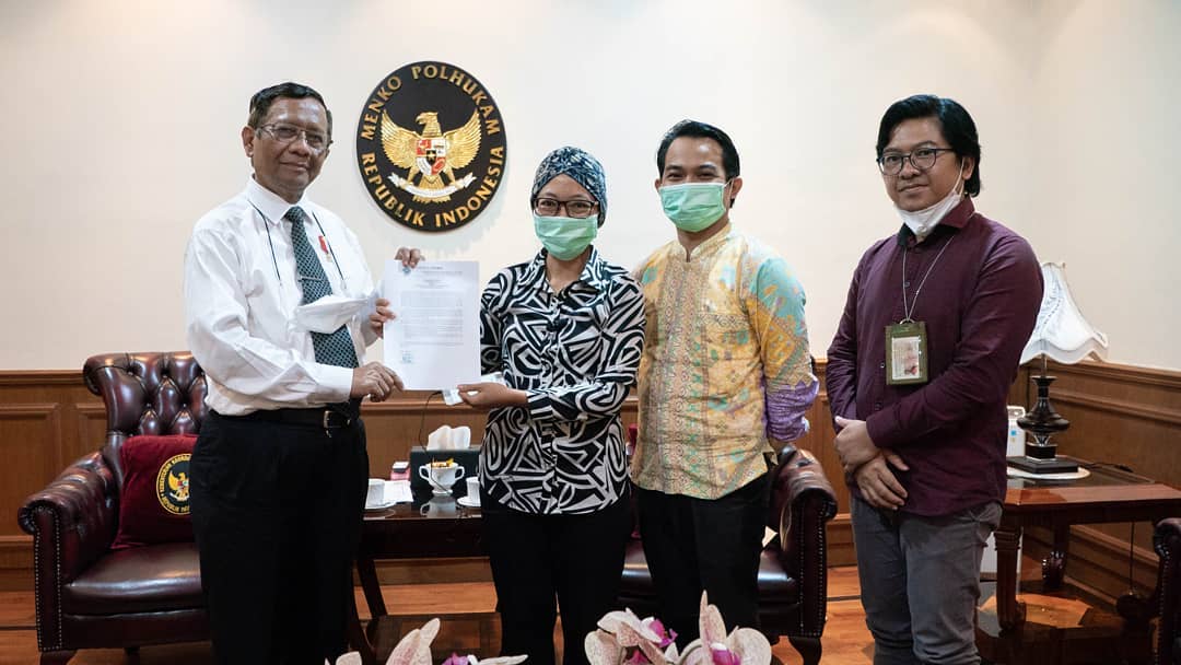 Perwakilan AJI Indonesia dan LBH Pers saat bertemu Menko Polhukam Mahfud MD di Kantor Kemenko Polhukam, Kamis (1/4). (Foto: AJI Indonesia for Bacasaja.id)