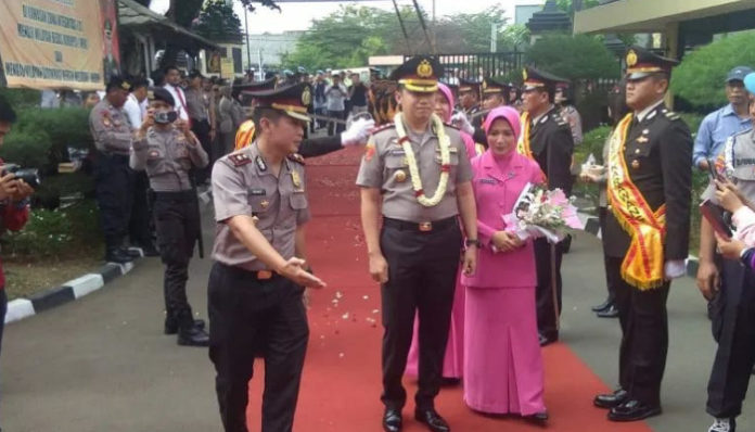 Upacara pedang pora sambut kedatangan AKBP Arif Rachman Arifin Sik MH 