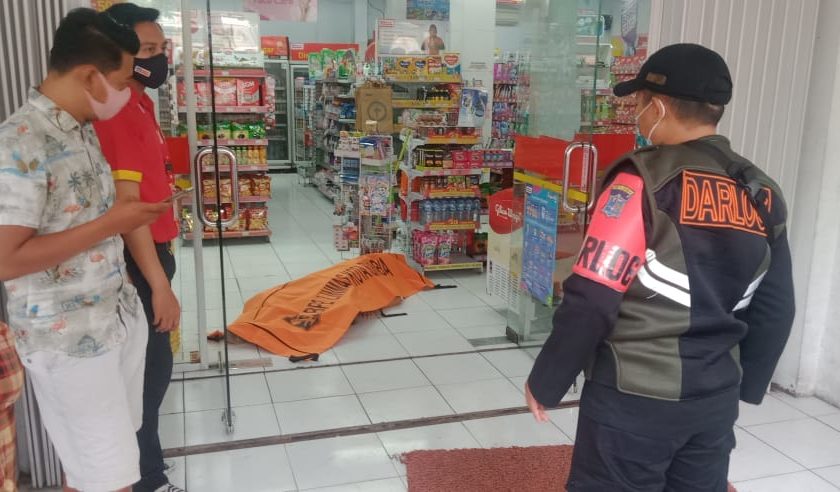 Petugas saat akan mengevakuasi jasad korban di Alfamart Jl Arjuno Surabaya, Selasa (5/1/2021).