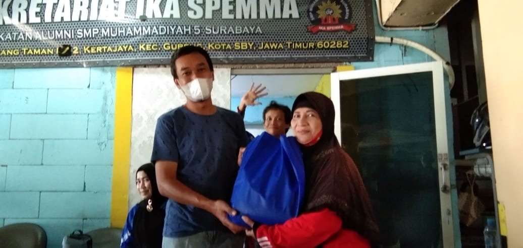 Dhani, membagikan sembako kepada Andiyati, alumni 1979.