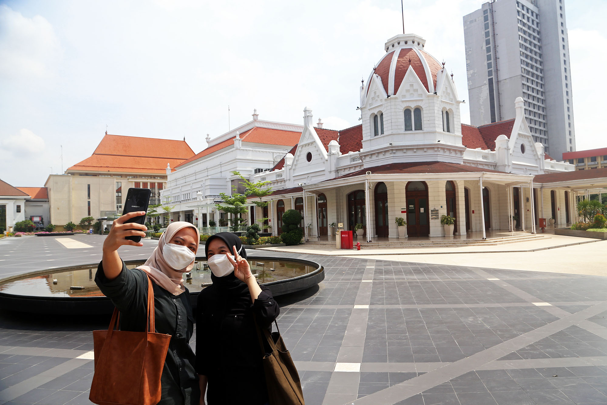 Pengambilan foto dan gambar di Balai Pemuda untuk komersial akan dikenakan biaya