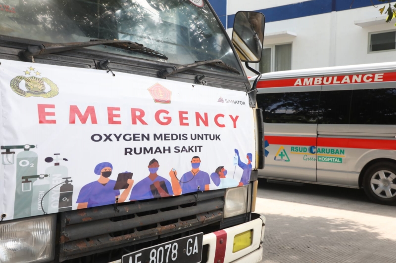 Kendaraan yang mengangkut oksigen medis khusus untuk rumah sakit.