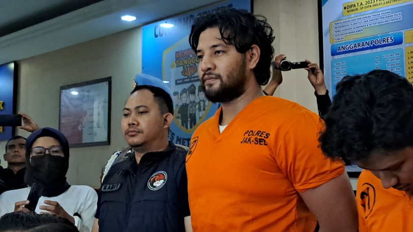 Ammar Zoni pakai baju tahanan. (Foto: PMJ News)