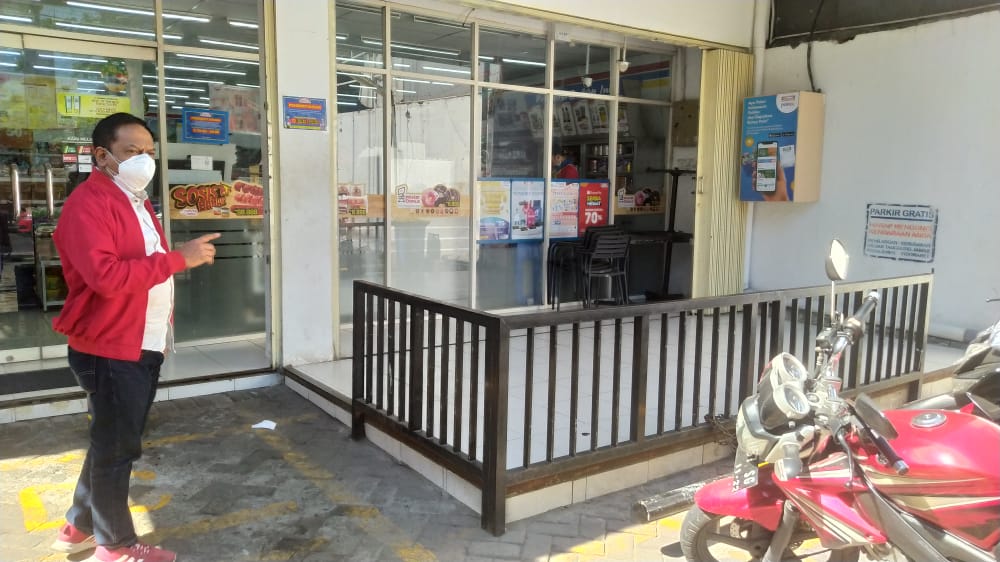 Wakil Ketua Komisi B DPRD Kota Surabaya, Anas Karno saat meninjau salah satu Mini Market di Surabaya.