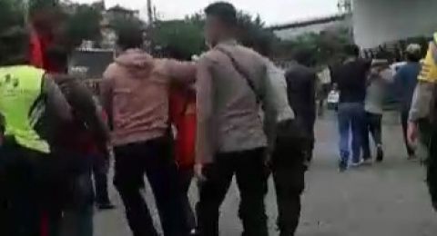 Screenshoot video Andie Peci dan dua buruh rekannya saat diamankan anggota kepolisian saat menggelar demonstrasi di PT Gorom Kencana Surabaya, Senin (4/1/2021)