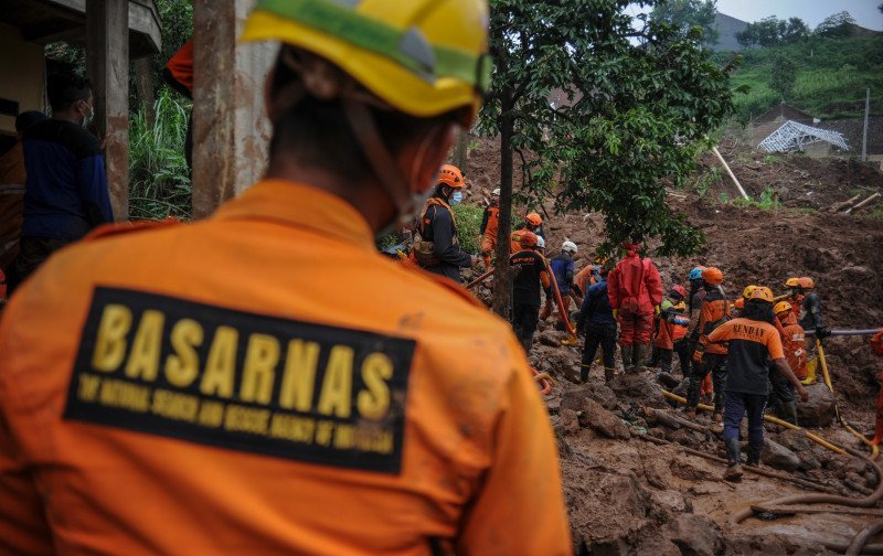 Proses evakuasi bencana tanah longsor yang terjadi di Sumedang, Jawa Barat.