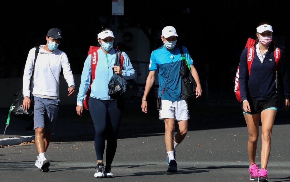 Para petenis Australia Open 2021 bersama staf mereka. | Sport Entertainment
