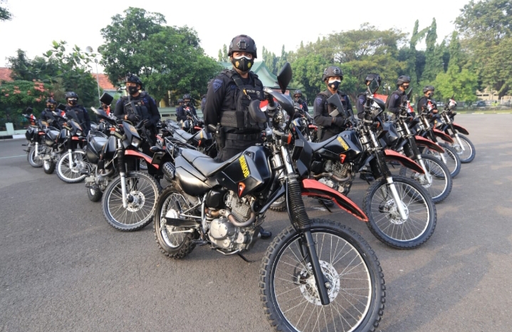 Apel gelar pasukan dalam rangka pelaksanaan PPKM Darurat di wilayah Jawa Timur dilaksanakan di lapangan Makodam V Brawijaya, Jumat (02/7/2021).