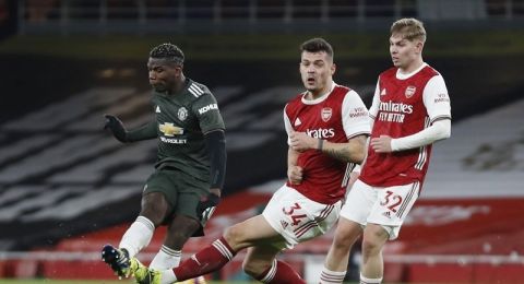 Gelandang Arsenal Granit Xhaka (tengah) menghalau tembakan pemain Manchester United Paul Pogba (kiri) dalam lanjutan Liga Inggris di Stadion Emirates, London. (ANTARA/REUTERS/POOL/Alastair Grant) 