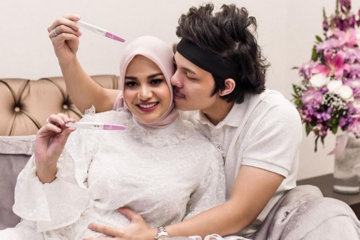 Pasangan selebriti Atta Halilintar dan Aurel Hermansyah saat mengumumkan kabar gembira mereka.