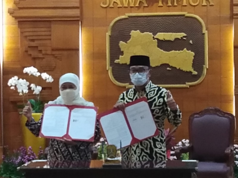 Gubernur Jatim, Khofifah Indar Parawansa dan Gubernur Jabar, Ridwan Kamil usai penandatanganan Memorandum of Understanding (MoU) di Gedung Negara Grahadi Surabaya, Kamis (20/1/2022). (jnr)