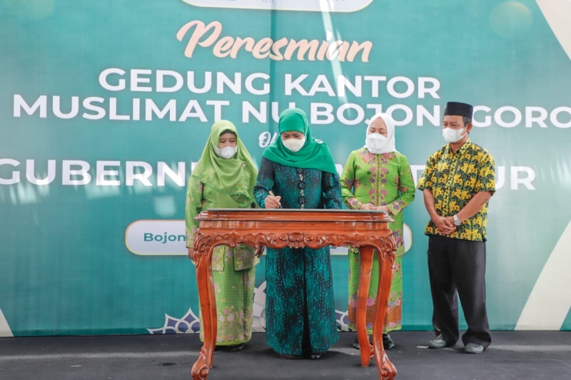 Gubernur Jawa Timur Khofifah Indar Parawansa saat meresmikan Gedung Kantor PC Muslimat NU Bojonegoro, Ds. Pacul Kab. Bojonegoro.