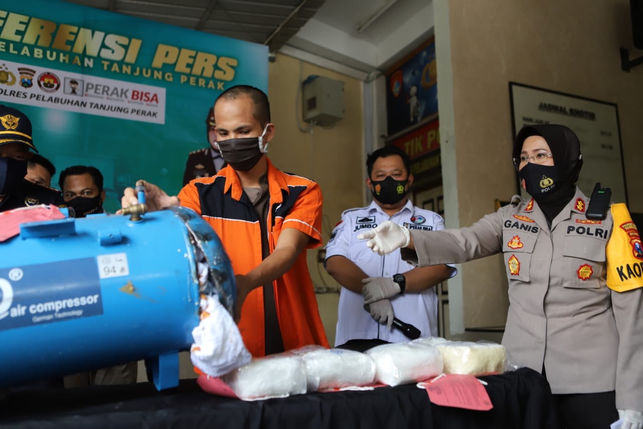 Paket kompressor yang berisi sabu seberat 7,2 Kilogram yang disita oleh kepolisian. | Arry
