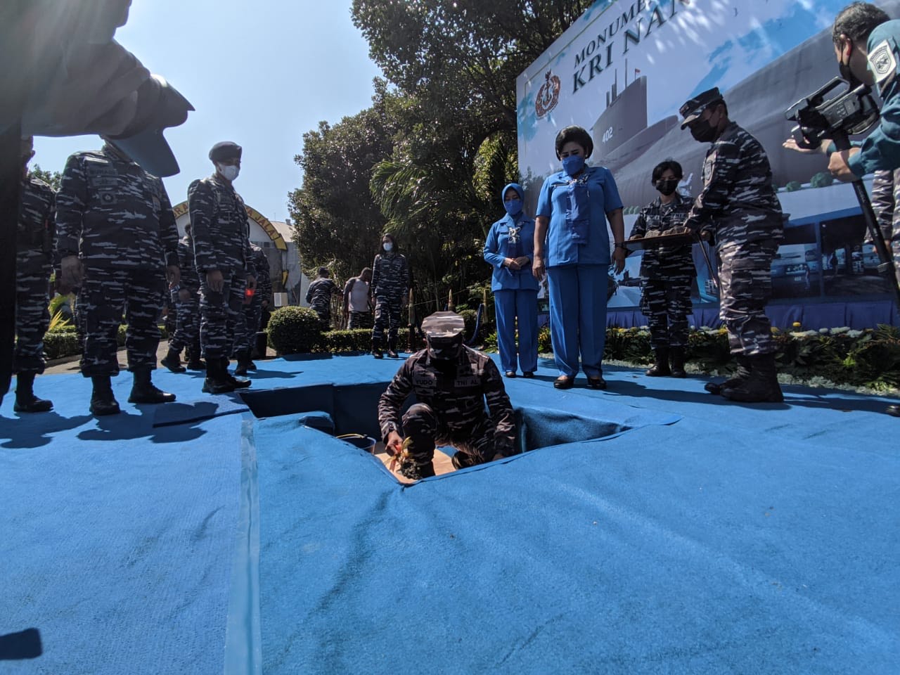 Kepala Staf Angkatan Laut (KASAL) Laksamana TNI Yudo Margono saat meletakkan batu pertama monumen kapal selam, Kamis (3/6/2021).
