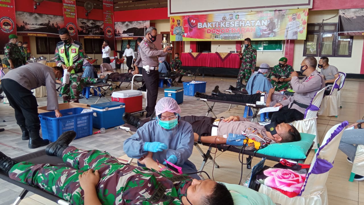 Suasana Bakti Kesehatan donor darah di aula Gedung Hugeng Mapolres Blitar pada hari Senin Tanggal 12 April 2021. 