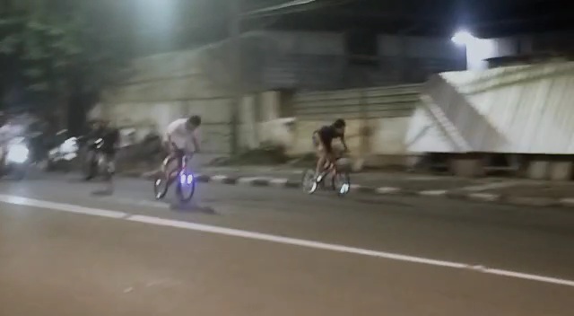 Dua remaja sedang melakukan balap Sepeda BMX di Jalan Mastrip, Sruabaya