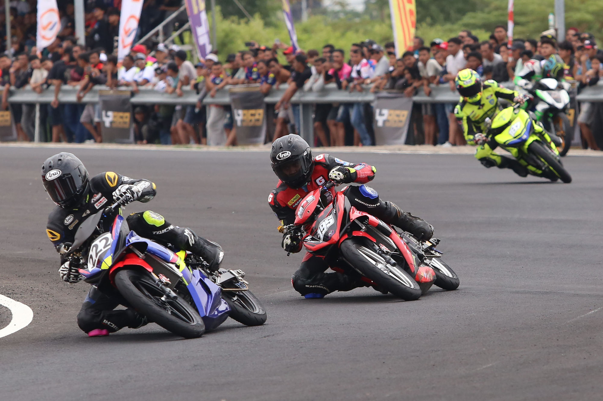 Sebanyak 424 pembalap dari seluruh Indonesia menunjukan kemampuannya di sirkuit Gelora Bung Tomo (GBT).