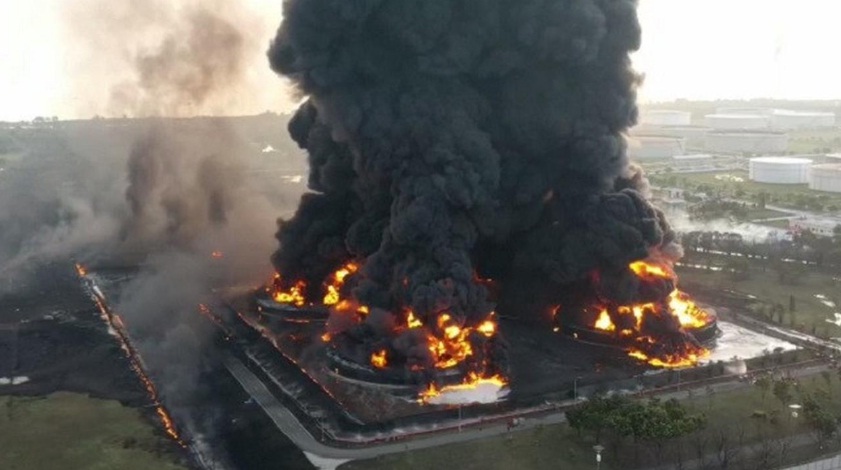 Tangkapan kamera drone kebakaran hebat yang melanda kilang minyak Balongan milik Pertamina di Kabupaten Indramayu, Jawa Barat.