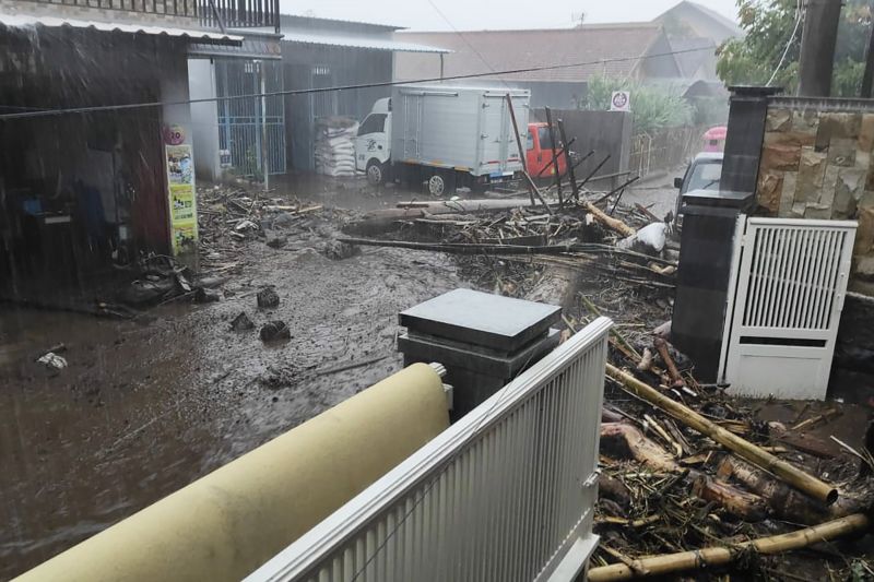 Banjir bandang yang terjadi di wilayah Kota Batu, Jawa Timur, pada Kamis (4/11/2021) akibat hujan deras yang mengguyur wilayah tersebut pada sore hari. (BPBD Kota Batu)