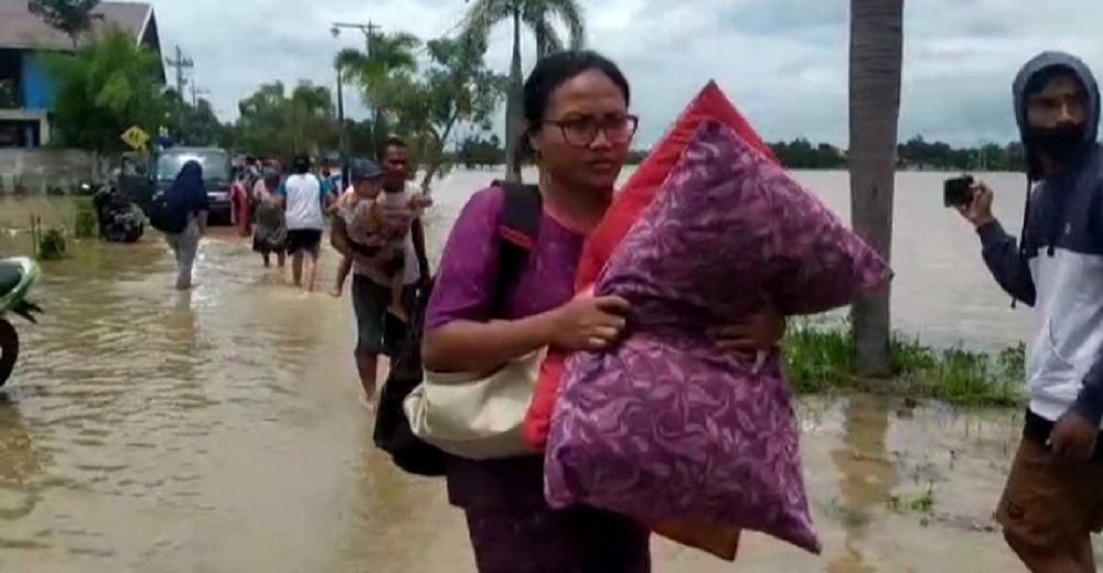 Ratusan warga di Kecamatan Bandarkedungmulyo, Jombang, mengungsi karena rumahnya terdampak banjir akibat luapan Kali Konto