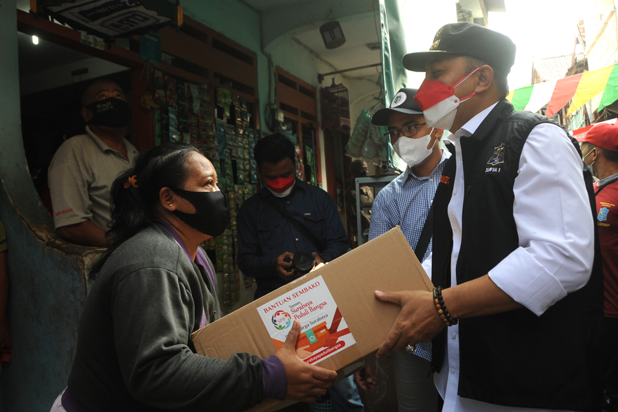 Wali Kota Surabaya Eri Cahyadi saat membagikan bantuan paket sembako kepada warga, beberapa waktu lalu.