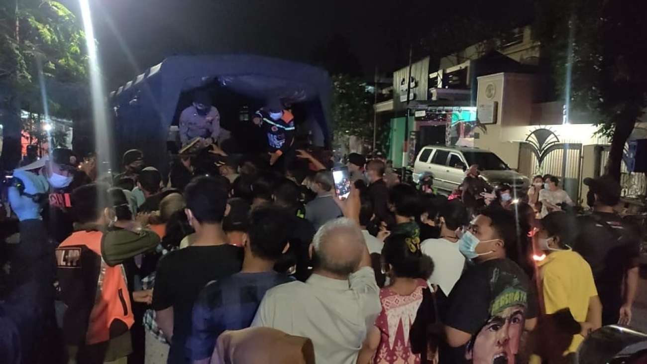 Foto : Warga Berjubel antri pembagian sembako.