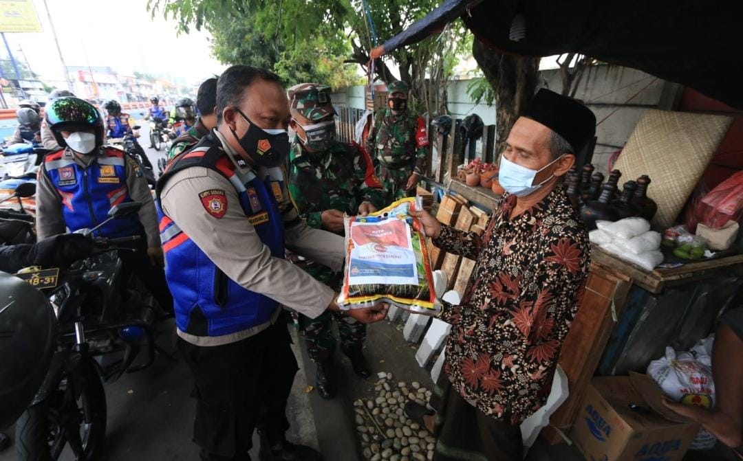 Ilustrasi bantuan sosial kepada masyarakat.
