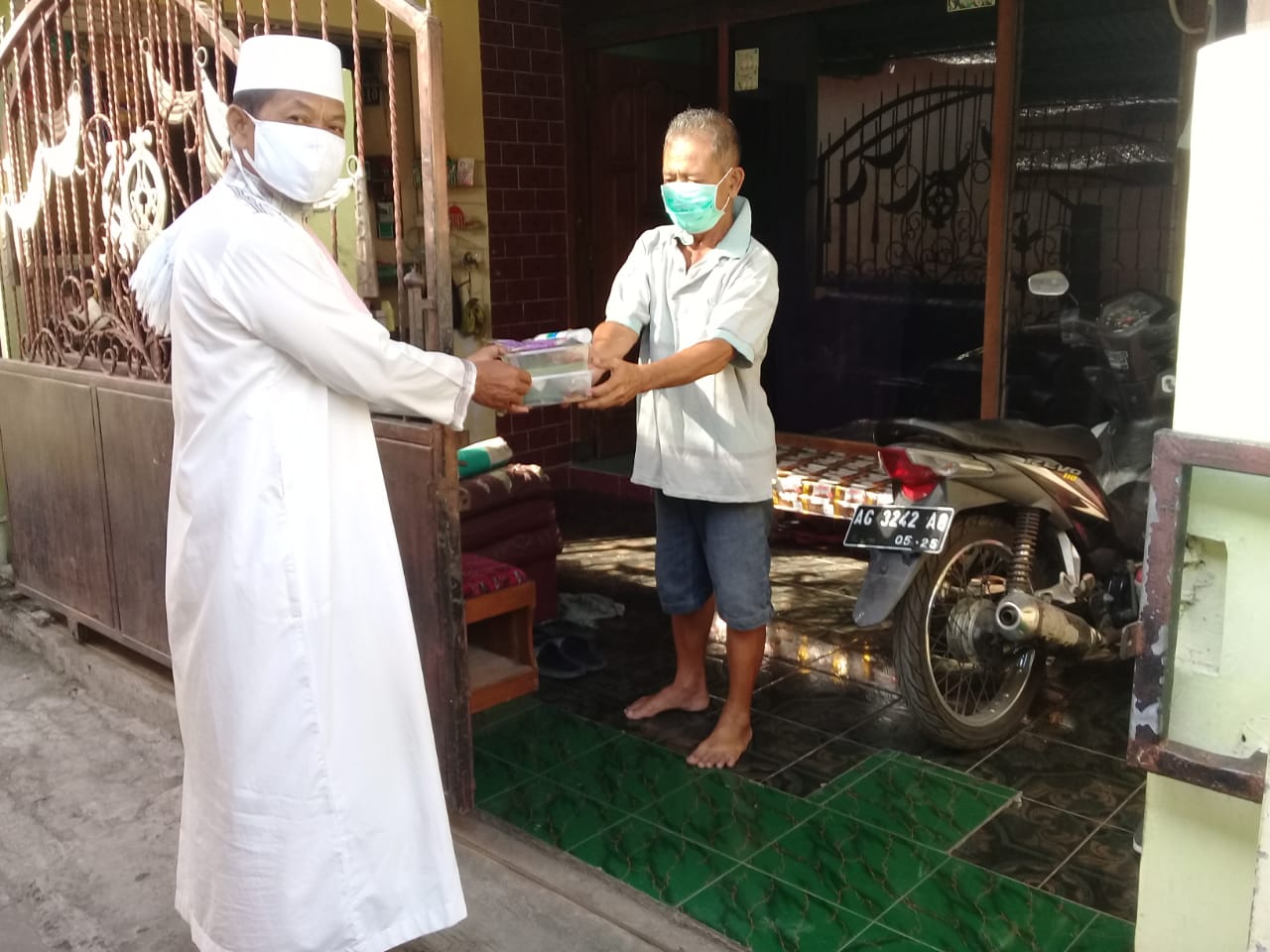 relawan PPKM Mikro saat memberikan bantuan kepada wargaAksi BATMAN Untuk Warga Isoman Bandar Kidul