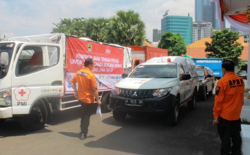 Truk logistik yang mengangkut bantuan dari Pemprov Jateng dilepas oleh Gubernur Jatim Khofifah menuju daerah terdampak gempa. (ant)