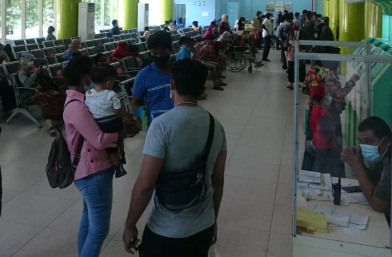 Warga yang berobat ke RSU dr. Soetomo Surabaya.