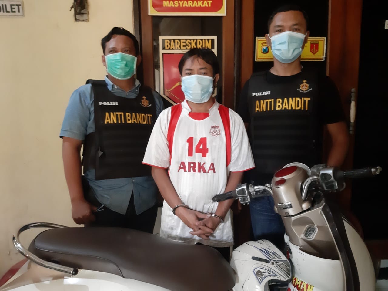 PASRAH: Aswin (tengah) saat ditangkap Tim Anti Bandit Polsek Simokerto setelah buron selama 5 tahun jadi curanmor